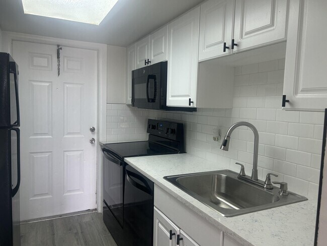 Building Photo - 1500 Crescent Cir
