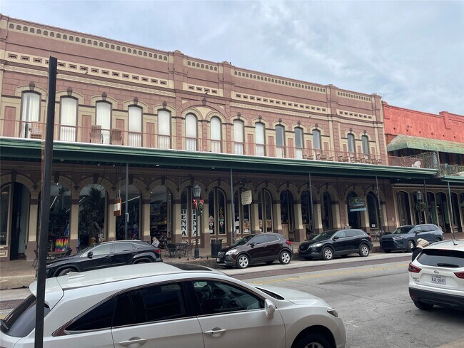 Building Photo - 2118 The Strand