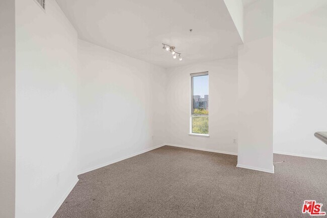 Building Photo - 6400 Crescent Prk E