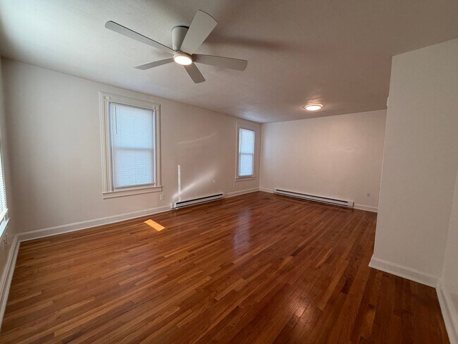 Building Photo - 1736 Main St