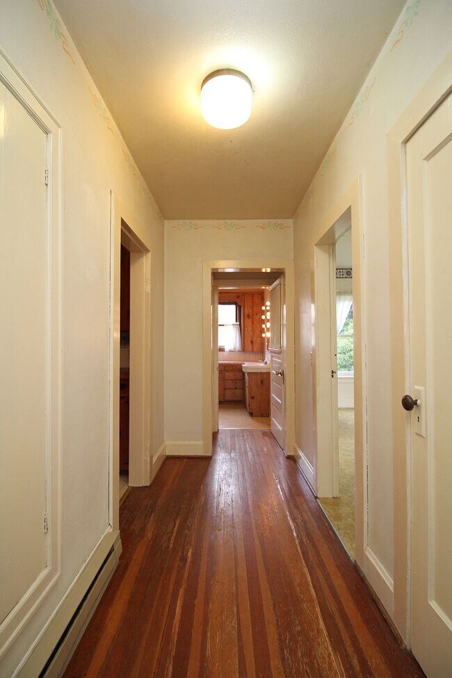 Building Photo - 3 Bed/1 Bath Craftsman Home – Oregon City