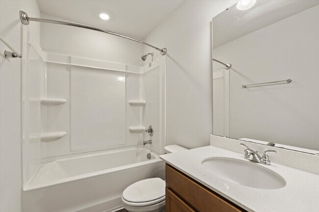Building Photo - 4 Bedroom, 2.5 baths, with a 2 car garage located in Shell Point Farm.