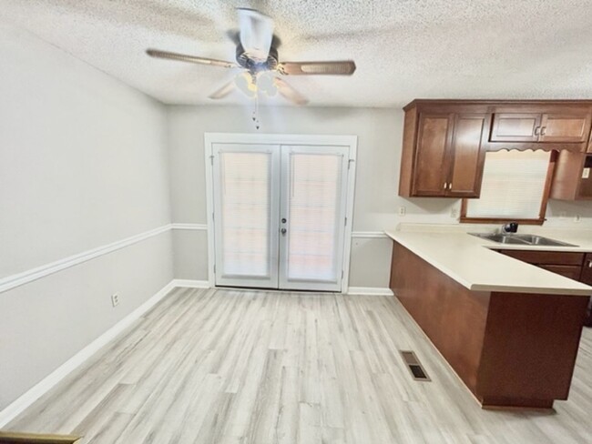 Building Photo - THREE BEDROOM/TWO BATH SPACIOUS HOME - CON...