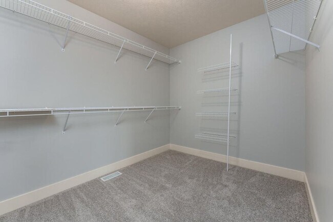Building Photo - 4 Bedroom Home in Applegate Trails