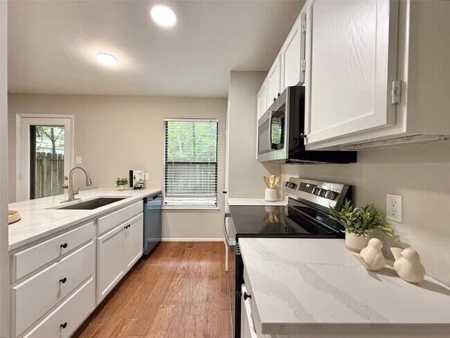 Building Photo - 22 Sawmill Grove Ln