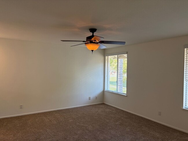 Building Photo - Spacious 5 bedroom 2 1/2 bathroom Westpark...