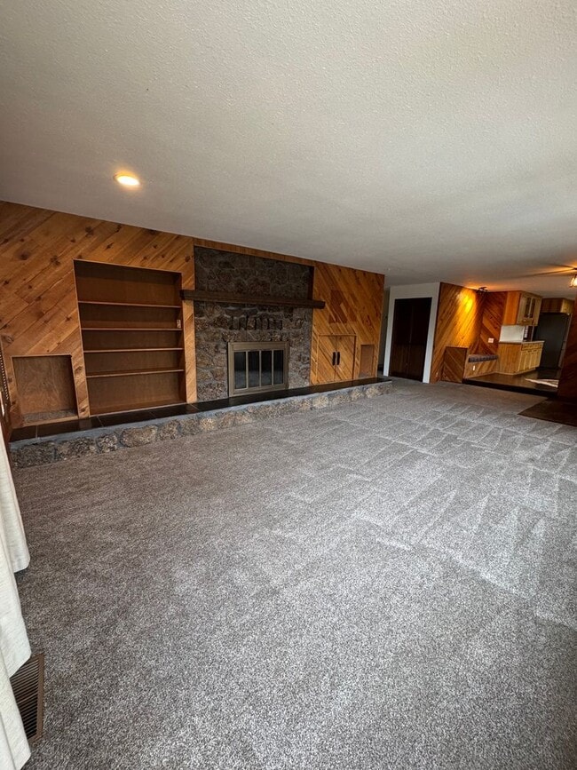 Building Photo - 3 Bdrm, 3 Bath home in Lynnewood with Gourmet Kitchen, 3 miles to Sky Lakes Medical Ctr and OIT