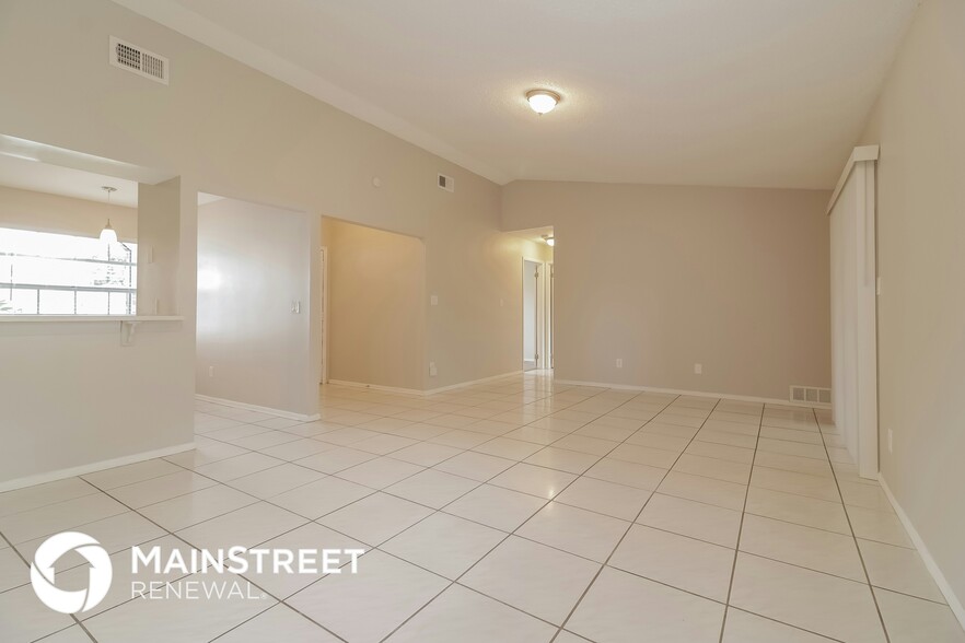 Building Photo - 1523 Maplewood Cir