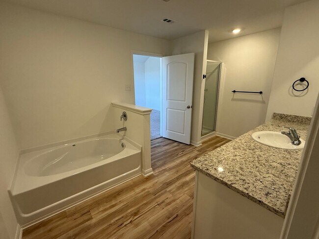 Building Photo - Move-In Ready 4BR with Private Yard & Fire Pit – Won’t Last!