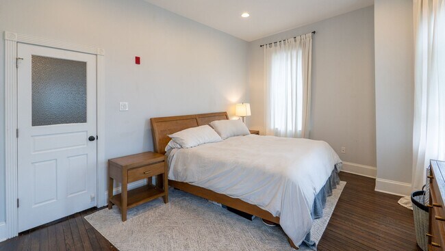 Building Photo - Amazing Property with Great Location
