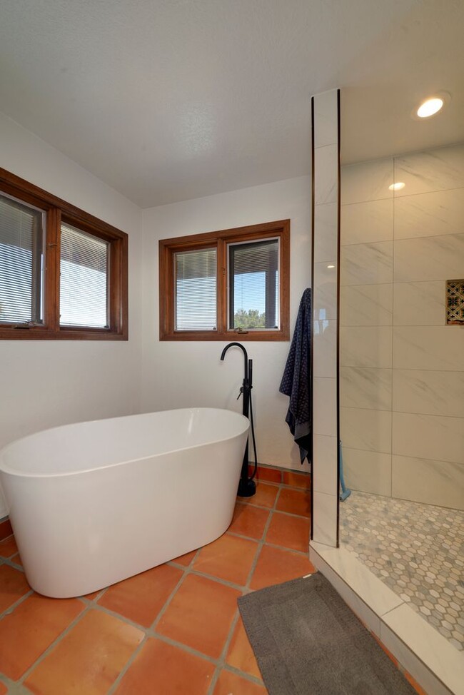 Building Photo - Stunning 4-Bedroom Albuquerque Foothill Ho...