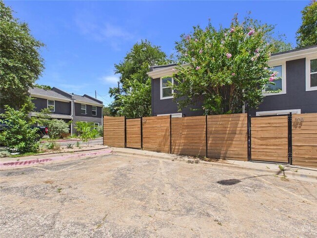 Building Photo - 6211 Manor Rd
