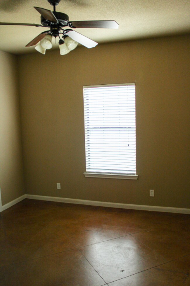 Building Photo - 208 Garden Dr