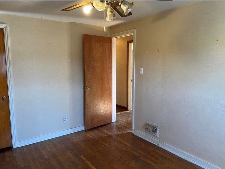 Building Photo - 135 Greenbriar Dr