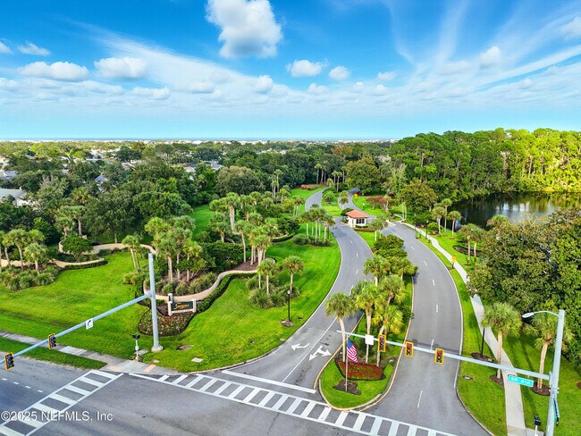 Building Photo - 16 Cove Rd