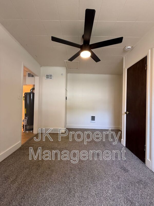 Building Photo - 413 6th St S