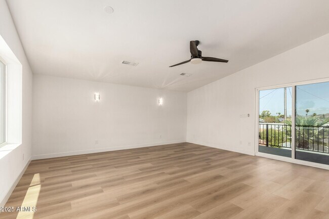 Building Photo - 2210 E Everett Dr