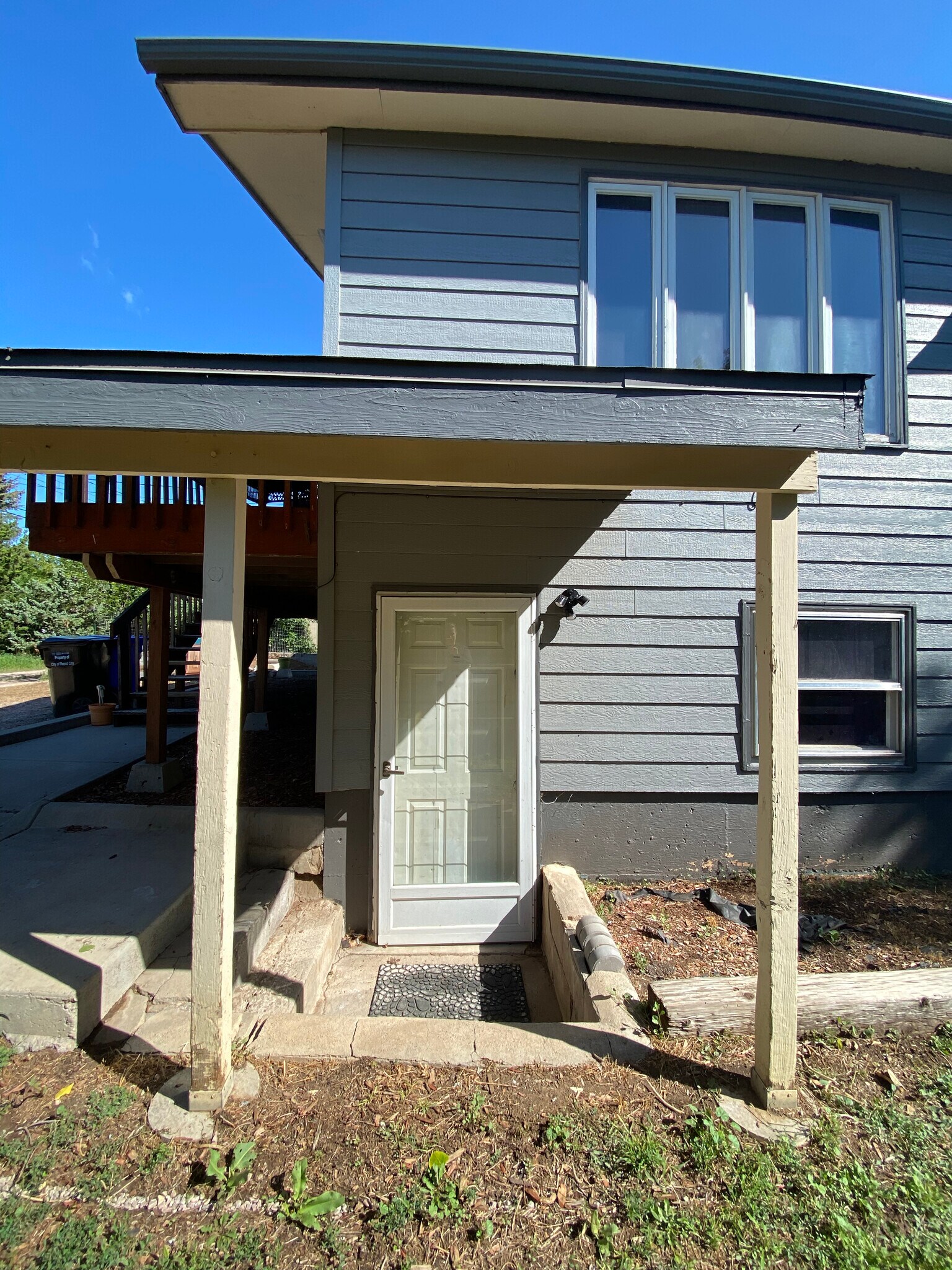 Entry - 923 N 7th St