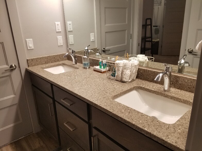 Building Photo - 1724 N Solomon Ct