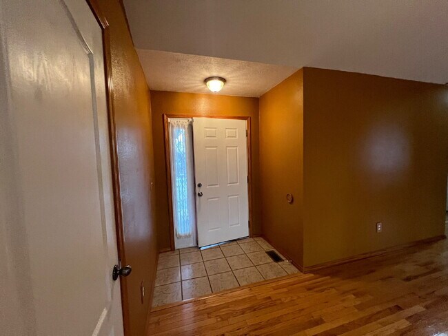 Building Photo - 3BR / 2BA  - with Fenced in backyard