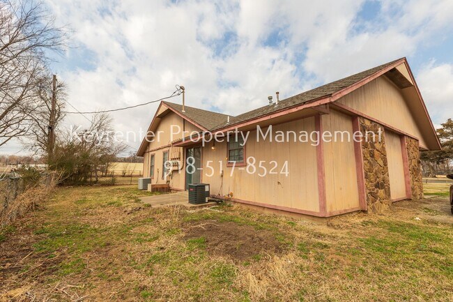 Building Photo - 1421 W Lillian St