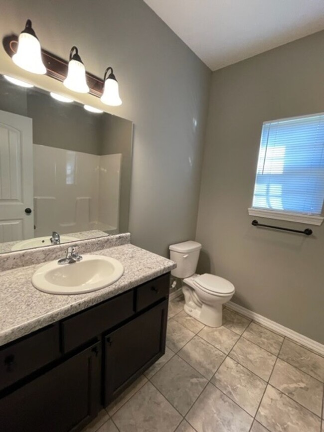 Building Photo - Upscale 3 Bed/2 Bath/3 Car Garage Availabl...