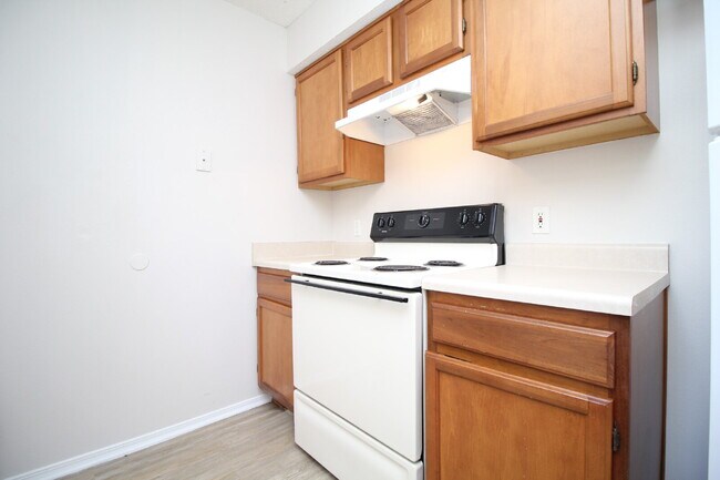 Building Photo - Southwest Pensacola Living at Its Best — 3BR Patio Home in Bay Pine Villas with Open Concept Feel...