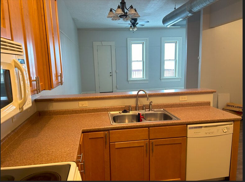 Primary Photo - 118 S Main St
