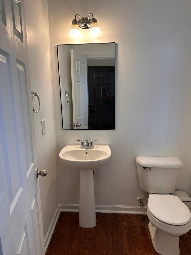 Building Photo - 132 Point Comfort Ln