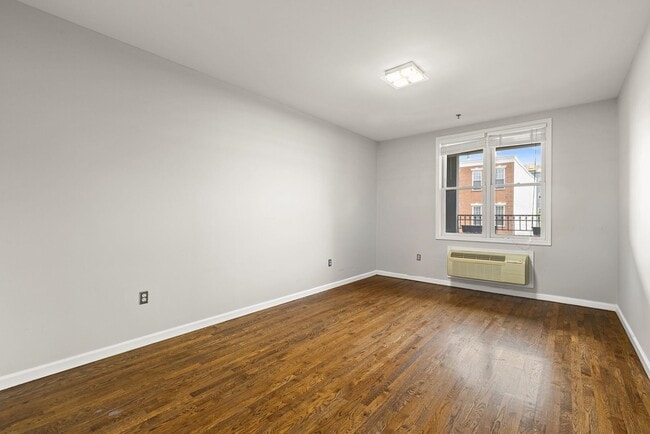Building Photo - 518 Monroe St