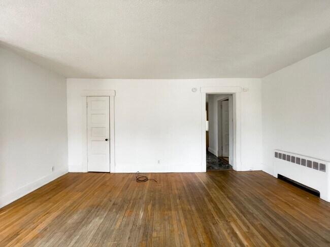 Building Photo - Space, Comfort & Location—Minutes from Ball State