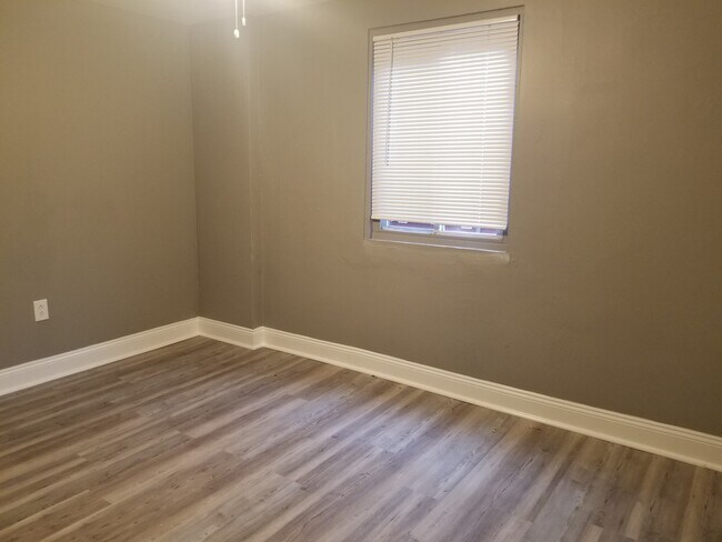 Master Bedroom - 519 Carothers Ave