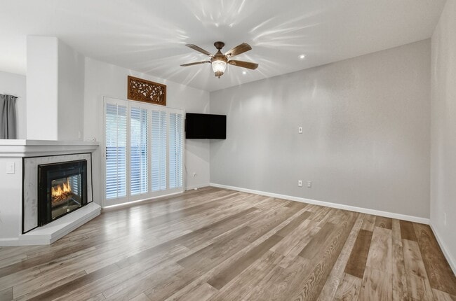 Building Photo - Upgraded 1 Bedroom Condo in Gated Communit...