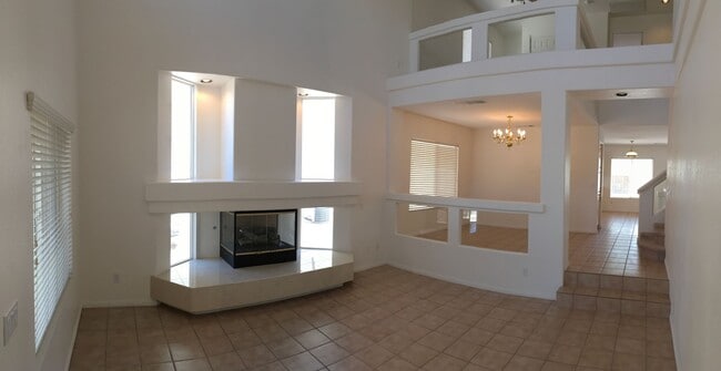 Building Photo - Gorgeous 3Bed/3Bath home located in Royal ...