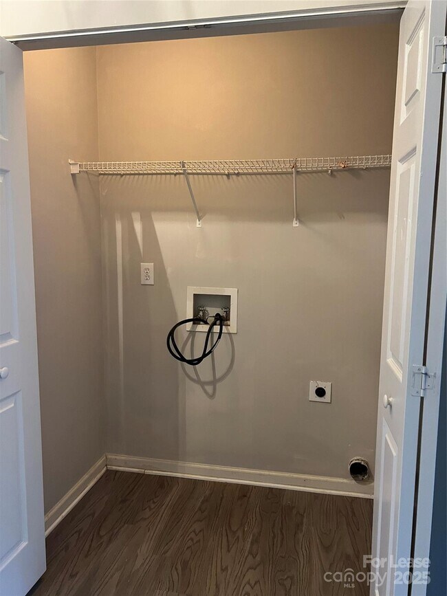 Building Photo - 6075 Cougar Ln