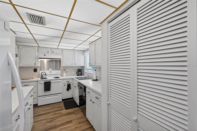 Building Photo - 1200 N Shore Dr NE