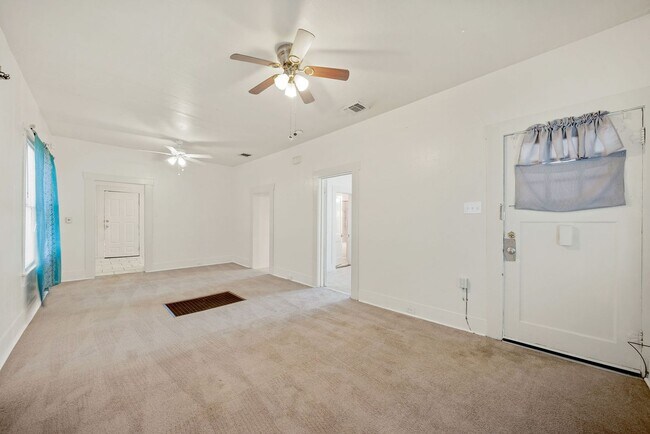 Building Photo - 2 Bedrooms and 1 Bathroom located in Denver Heights Subdivision