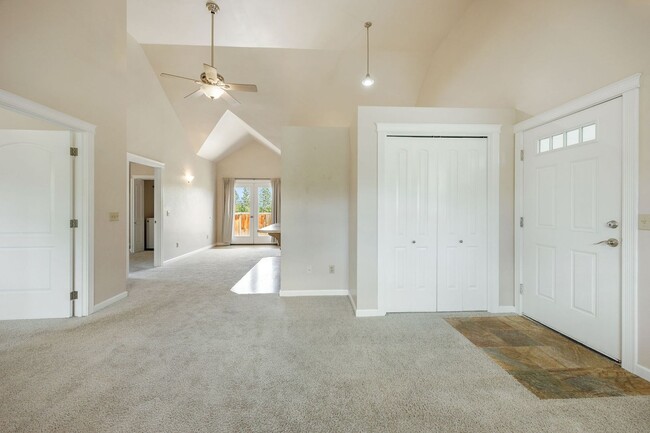 Building Photo - Peaceful 2-bedroom 1-bath Cottage with Dec...