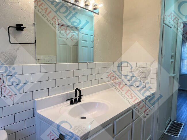 Building Photo - Great 4 Bedroom!!!