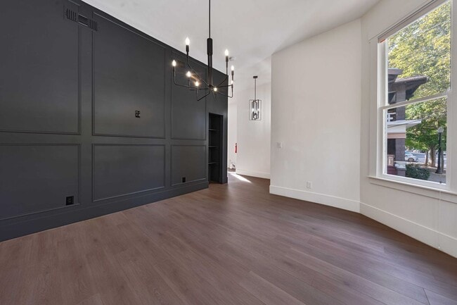Building Photo - Fully Updated 2BR/2BA Victorian with Priva...