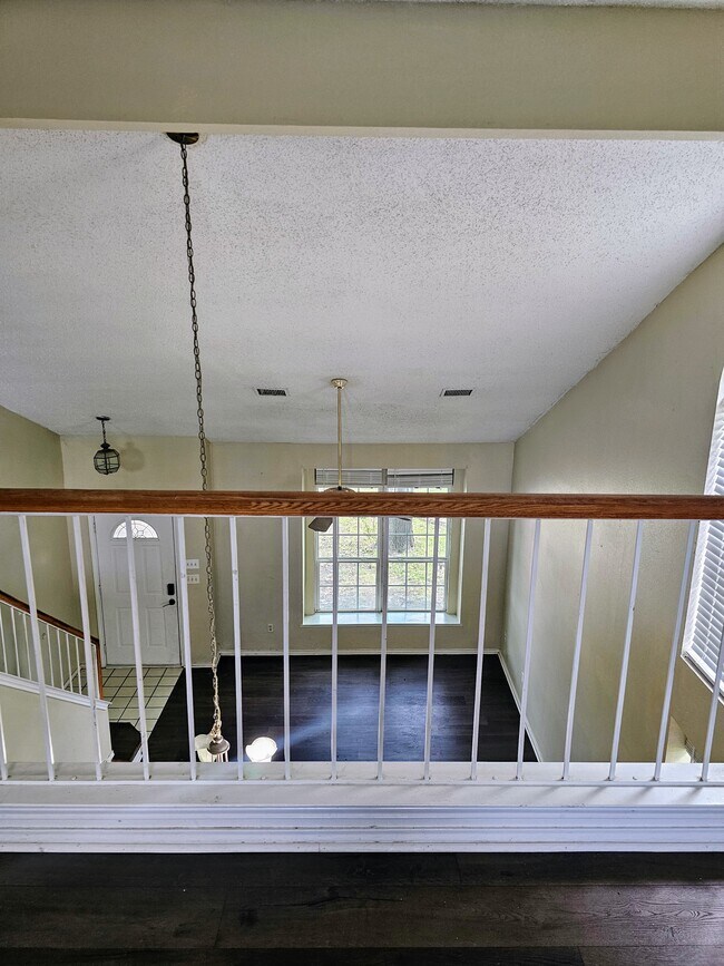 Building Photo - 7618 Clairmont Ave