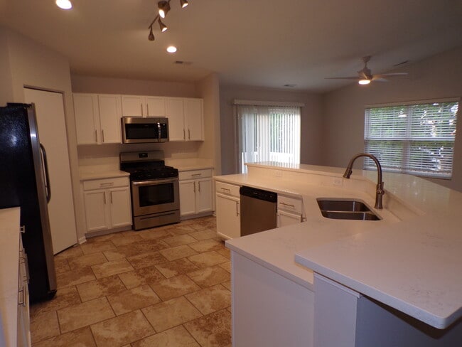 Building Photo - 1595 Millbrook Dr
