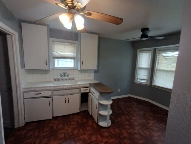 Building Photo - 3 bedroom 1 Bath Bungalow - Now Available!