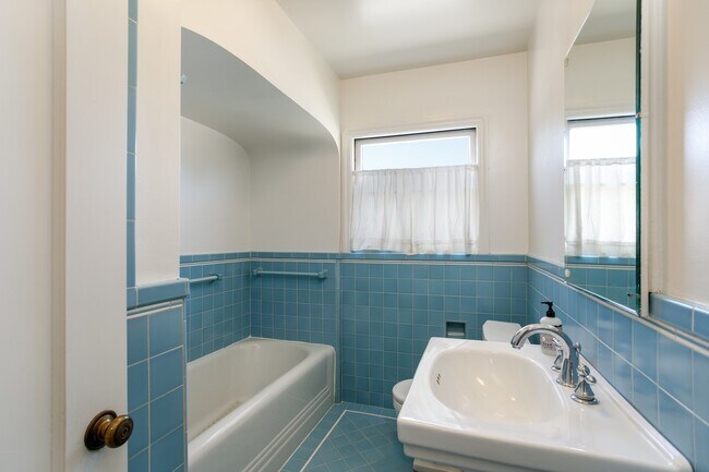 Building Photo - 818 Collier Dr