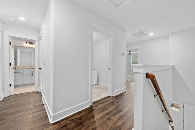 Building Photo - Lee Street B3