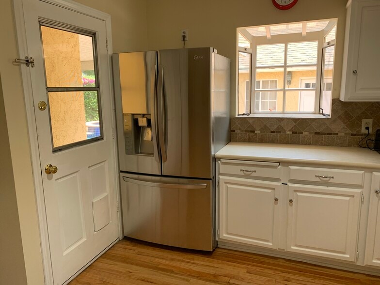 Comes with a stainless steel refrigerator - 14024 Peach Grove St