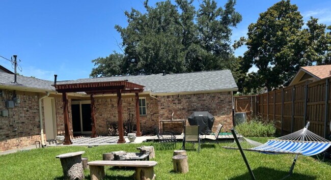 Building Photo - Walk to Campus from This Spacious 3BR/2BA Home (Room for Rent)