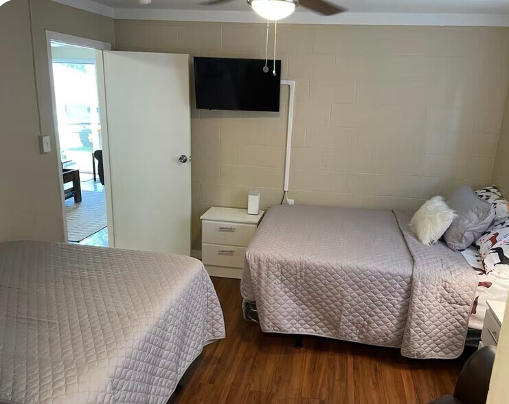 Building Photo - 2317 SW 2nd St