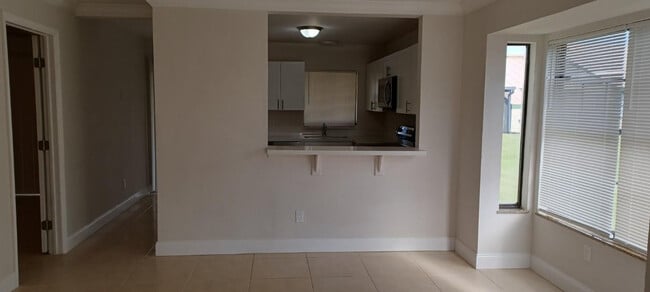 Building Photo - 519 SW Sara Blvd