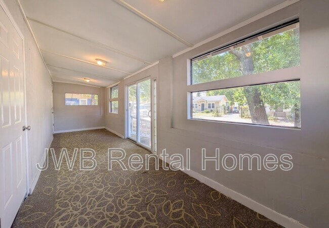 Building Photo - 421 Golfair Blvd